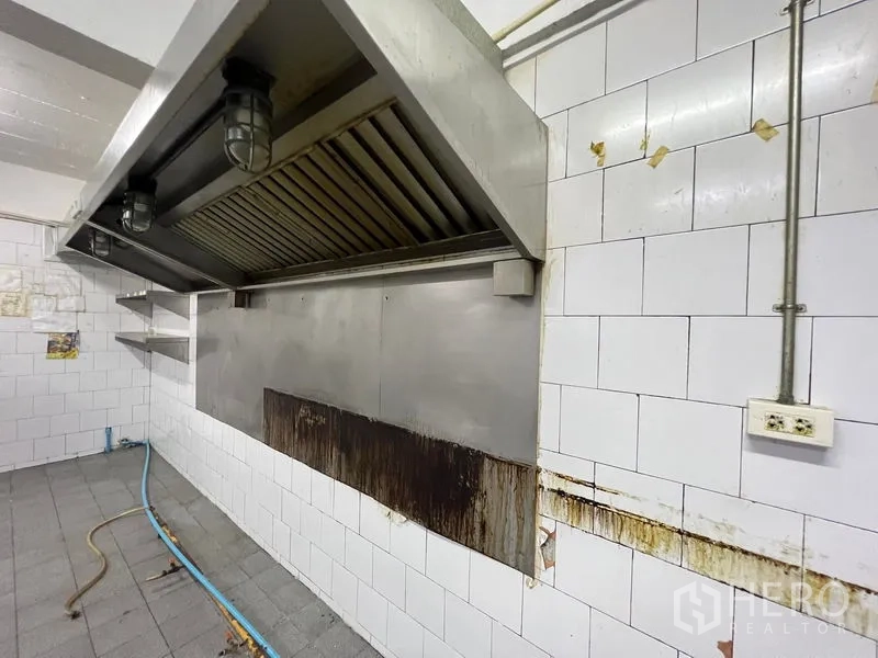 店屋 出租 - 商用厨房排烟罩与白色瓷砖墙，可按需装配。
