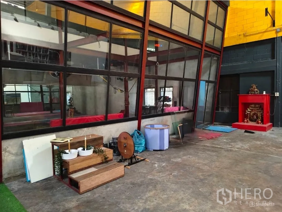 คลังสินค้า ให้เช่าในKhlong Toei, Bangkok - ผนังกระจกเอียงกั้นพื้นที่ข้างพื้นคอนกรีตและมุมเก็บของ