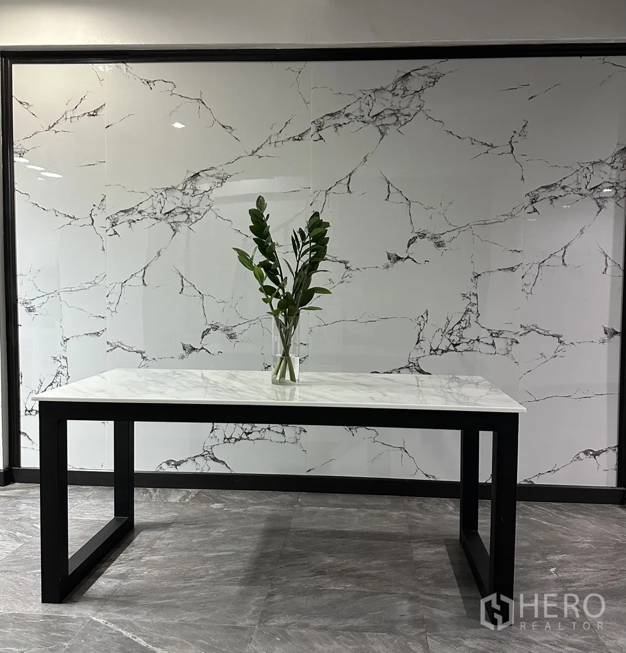 โฮมออฟฟิศ for rent in Khlong Toei, Bangkok - โต๊ะท็อปหินอ่อนพร้อมแจกันใบไม้หน้าผนังลายหินอ่อน