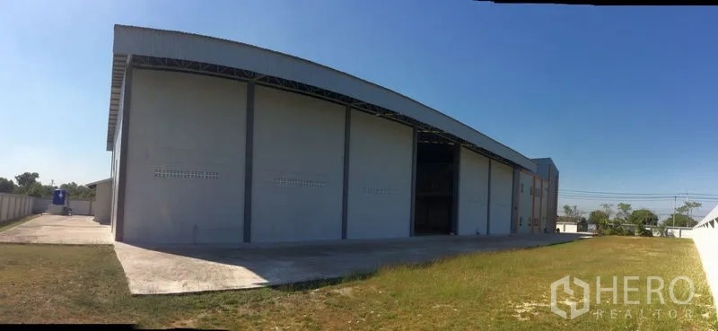 โรงงาน ขายในBang Sao Thong, Samut Prakan - ด้านหลังอาคารมีช่องระบายอากาศและทางเดินมีหลังคา.