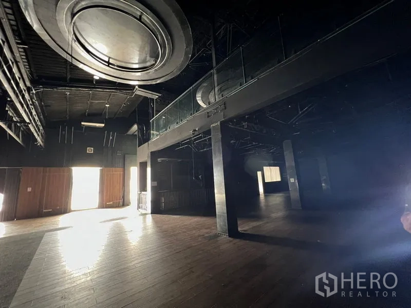 零售空间 出租在Din Daeng, Bangkok - 主大厅带舞台，高挑空与大型圆形装置采光。