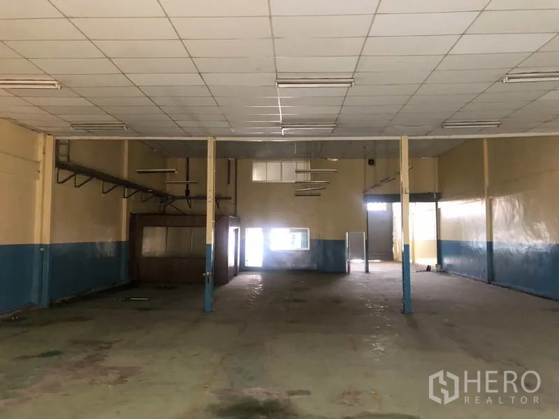 工厂 出租在Khlong Luang, Pathum Thani - 高挑生产车间，设支柱与日光灯，空间开阔。