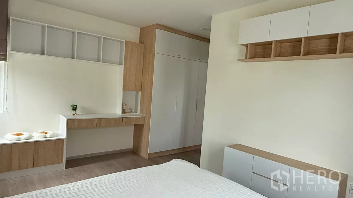 บ้าน ให้เช่าในBang Phli, Samut Prakan - มุมห้องนอนแสดงตู้เก็บของ โต๊ะทำงาน และตู้เสื้อผ้าบิวท์อิน.
