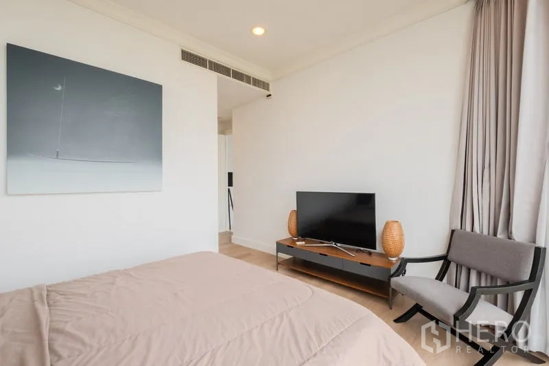 公寓 出售 - 卧室电视角，矮柜与座椅，对望大幅城市窗景