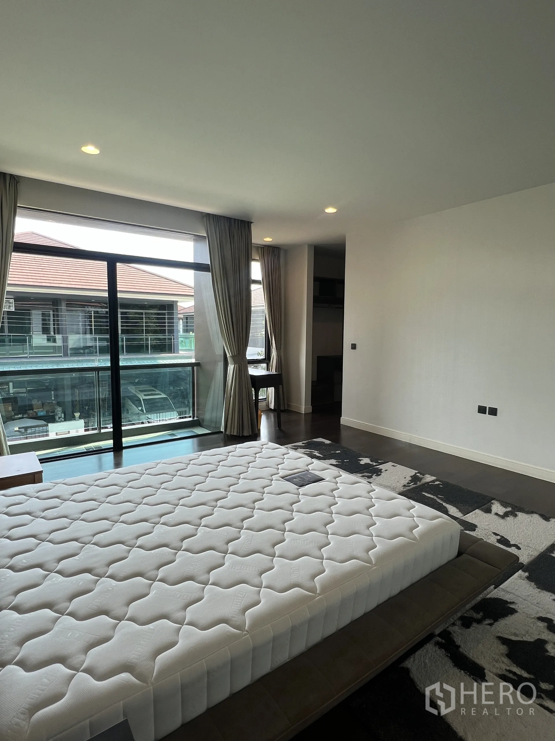 独立式住宅 出租在Bang Kapi, Bangkok - 步入式衣帽间，定制搁架、抽屉与挂衣杆，木灰配色。