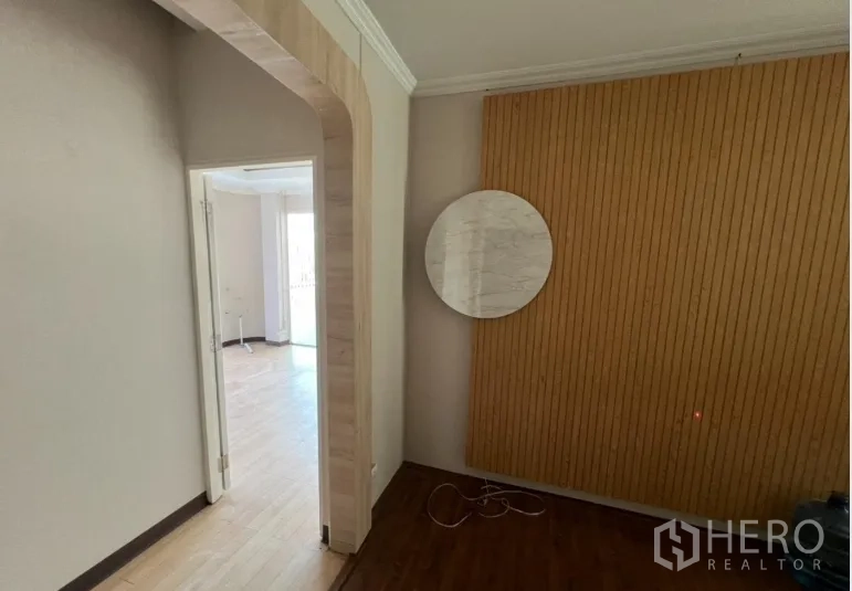 พื้นที่ขายปลีก ให้เช่า - ทางเดินมองไปยังสตูดิโอสว่างหลังซุ้มประตูโค้ง