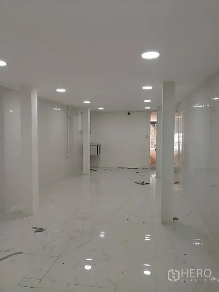 อาคารพาณิชย์ ให้เช่าในWatthana, Bangkok - ภายในโล่งโทนขาว พื้นลายหินอ่อนเงา และไฟดาวน์ไลท์ตลอดแนว