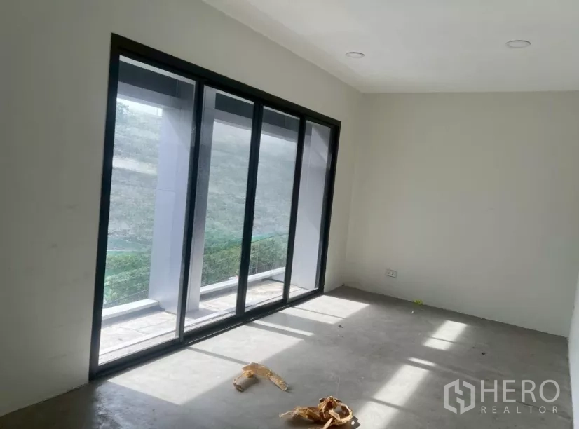 อาคารพาณิชย์ ให้เช่าในWatthana, Bangkok - ห้องชั้นบนสว่างพร้อมประตูกระจกบานเลื่อนเปิดสู่ระเบียง.