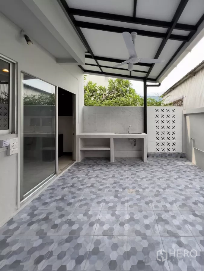 สำนักงานที่บ้าน ให้เช่าในLat Phrao, Bangkok - ส่วนครัวกึ่งเอาต์ดอร์พร้อมอ่างล้างและพื้นกระเบื้องลายหกเหลี่ยม