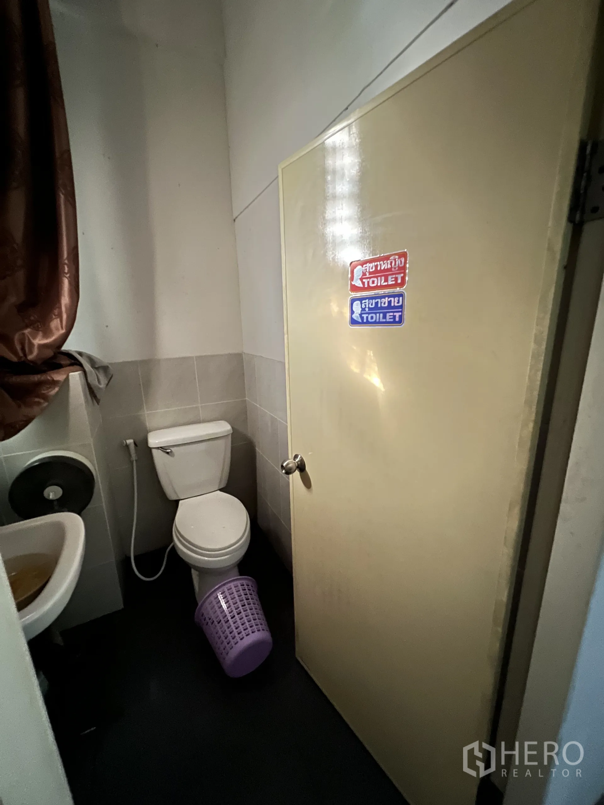 店屋 出租在Khlong Toei, Bangkok - 紧凑卫生间，坐便器、洗手盆与标识门。