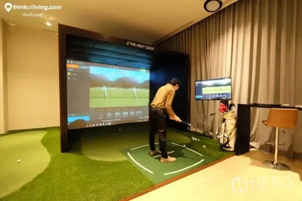 Condominium for rent in Watthana, Bangkok - Indoor golf simulator bay with large projection screen and putting green