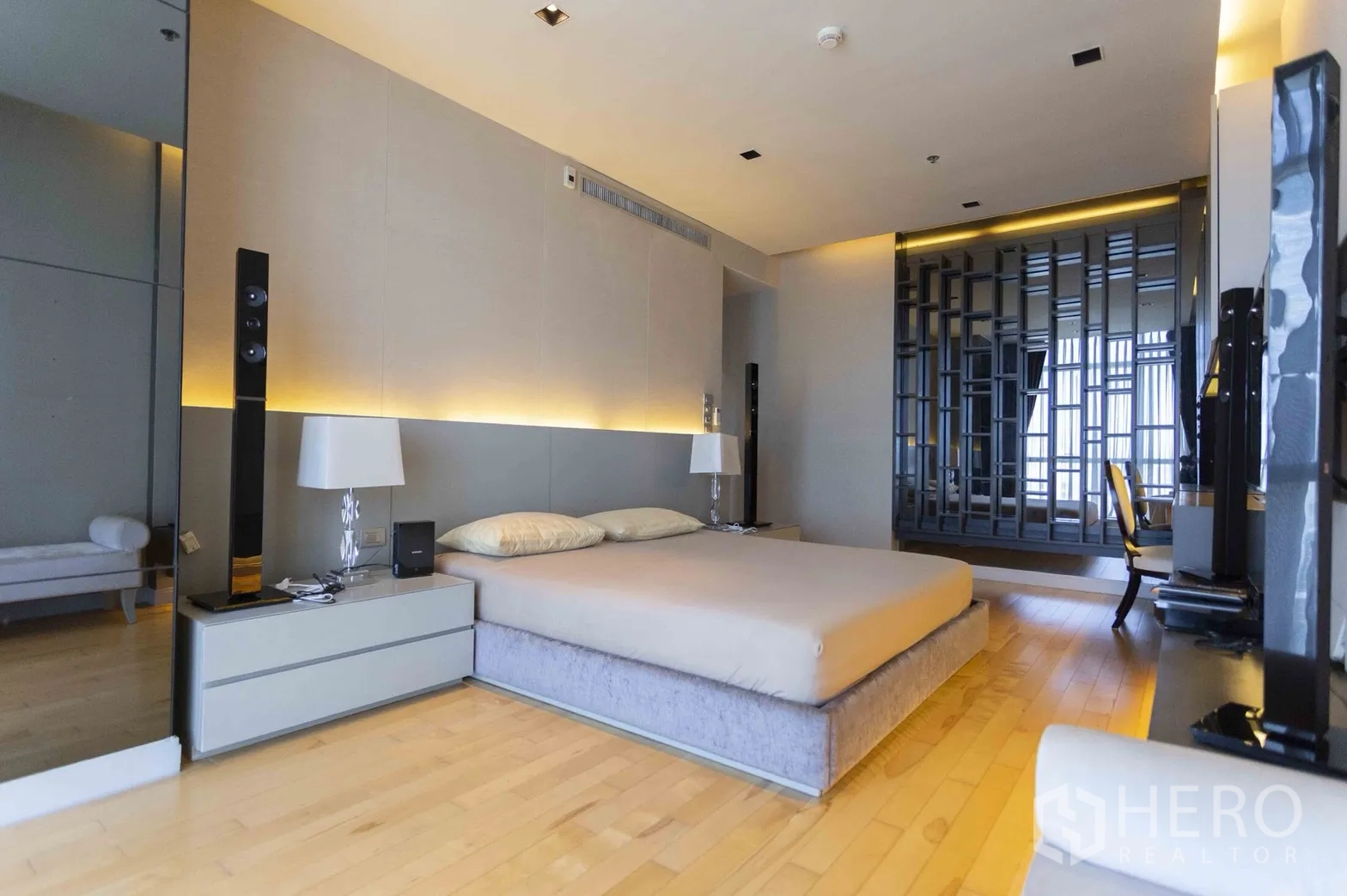 Condominium for rent in Pathum Wan, Bangkok - Spacious master bedroom featuring king bed, bedside tables and warm recessed lighting.
