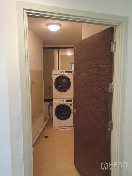 คอนโด ให้เช่าในKhlong San, Bangkok - ห้องซักผ้า เครื่องซักและอบผ้าแบบวางซ้อนหลังประตูไม้