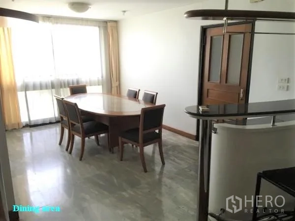 公寓 出租在Khlong Toei, Bangkok - 独立餐厅，木质椭圆餐桌与四把椅子，大窗与阳台门。