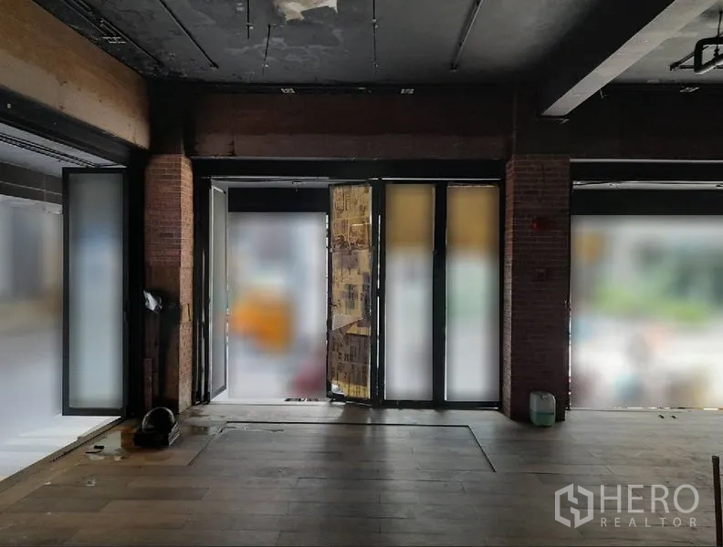 店屋 出租 - 开放式店面，多扇折叠玻璃门与砖柱，展示面显眼。