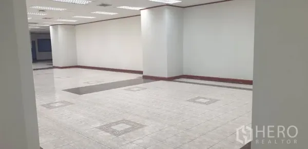 办公空间 出租在Din Daeng, Bangkok - 宽阔办公区，白墙、瓷砖地面，格栅吊顶与空调出风口。