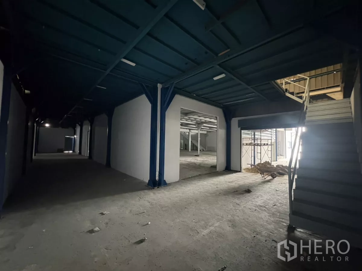 โรงงาน ให้เช่าในKhlong Toei, Bangkok - โถงทางเดินและจุดลำเลียงภายใน พร้อมบันไดและโครงเหล็ก