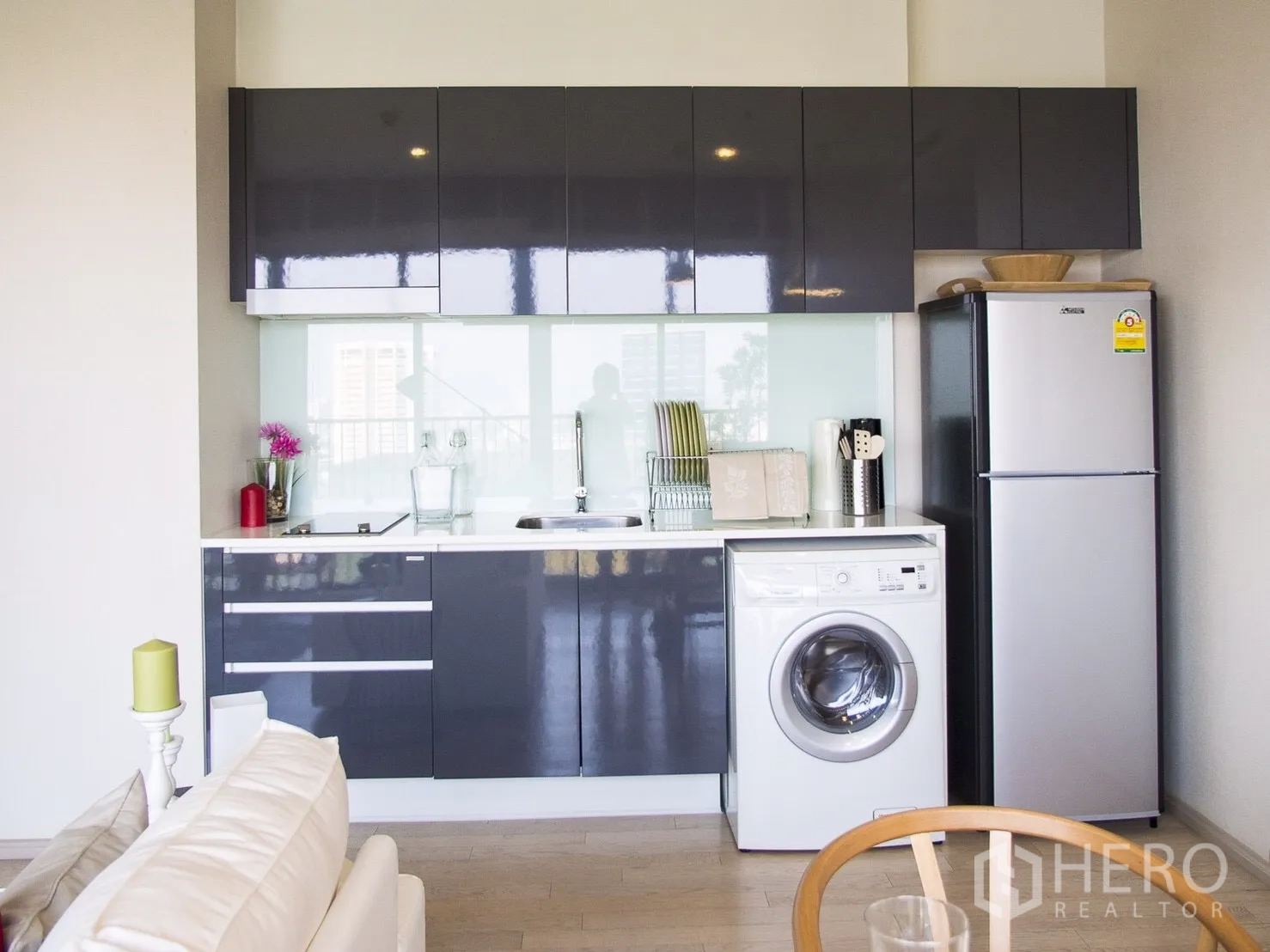 คอนโด ให้เช่าในWatthana, Bangkok - ครัวขนาดกะทัดรัด ตู้ล่าง-บนเงามัน อ่างล้างจาน ตู้เย็น และเครื่องซักผ้า