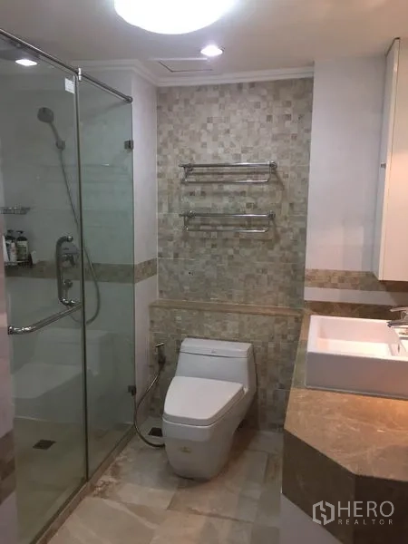 คอนโด ขายในWatthana, Bangkok - ห้องน้ำโมเดิร์น มีตู้กระจกกั้นอาบน้ำ โถสุขภัณฑ์แบบชิ้นเดียว และท็อปหินอ่อน