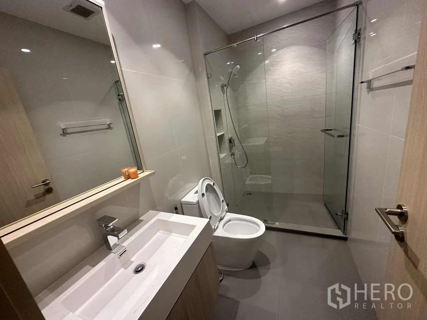 คอนโด ให้เช่าในWatthana, Bangkok - ห้องน้ำแขกพร้อมตู้กระจกและฝักบัวในตู้กระจก