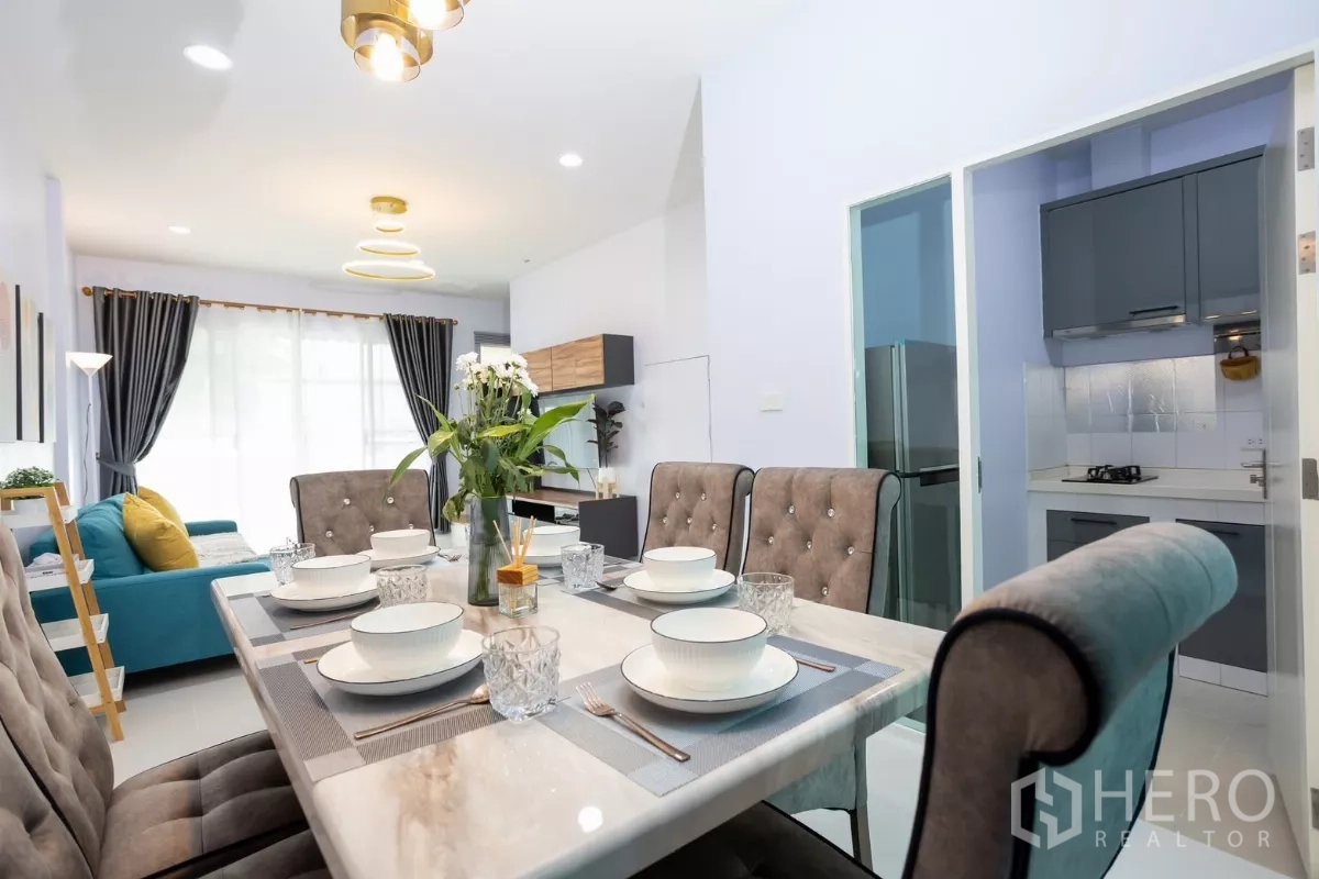 ทาวน์เฮาส์ ให้เช่า - มุมรับประทานอาหารสำหรับหกที่นั่งเชื่อมต่อห้องนั่งเล่นและครัวบานเลื่อน