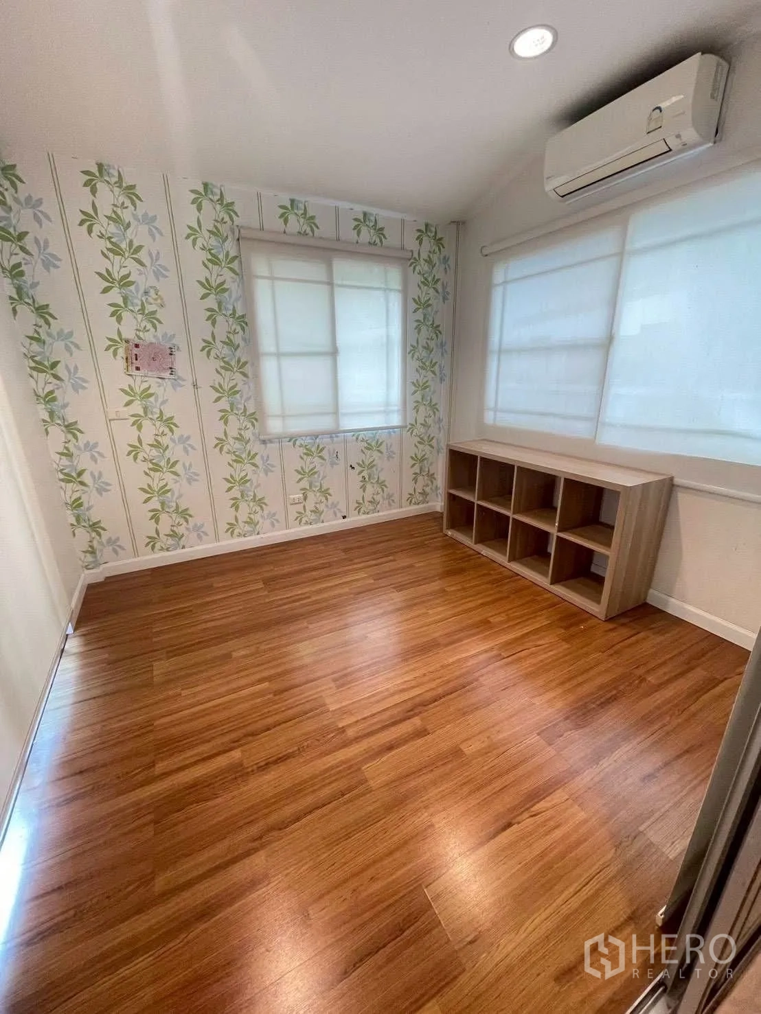 บ้าน ให้เช่าหรือขายในMueang Samut Prakan, Samut Prakan - ห้องอเนกประสงค์วอลเปเปอร์ลายใบไม้ พื้นไม้ หน้าต่างพร้อมมู่ลี่ และแอร์