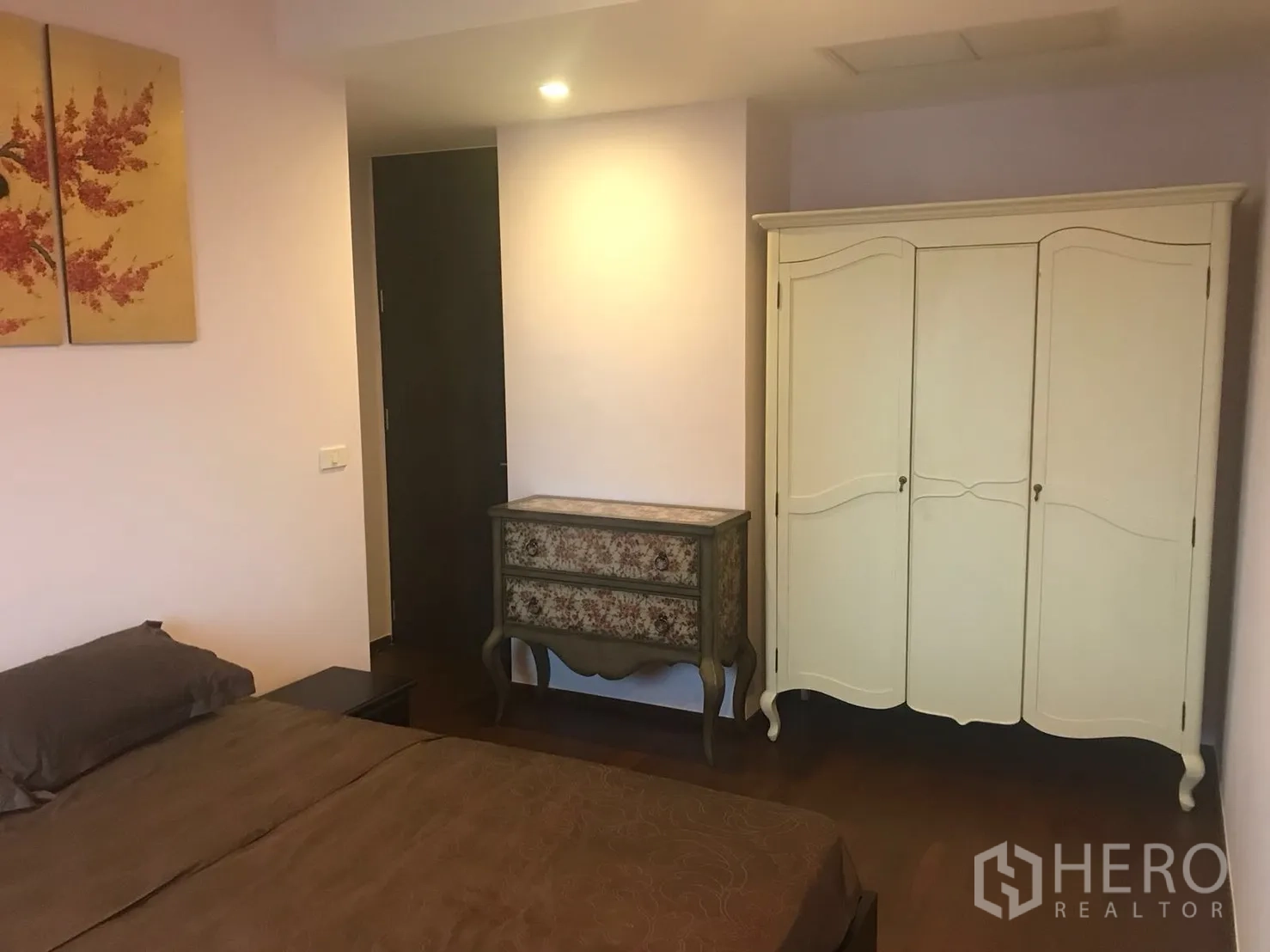 คอนโด ให้เช่าในKhlong Toei, Bangkok - ภายในห้องนอนพร้อมตู้เสื้อผ้าและตู้ลิ้นชักสไตล์วินเทจ