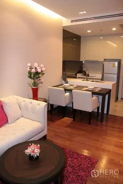 คอนโด ให้เช่าในKhlong Toei, Bangkok - มุมนั่งเล่นกะทัดรัด โซฟาพร้อมโต๊ะกลาง ถัดจากมุมทานอาหารและครัว