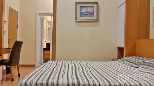 คอนโด ให้เช่าหรือขายในWatthana, Bangkok - ห้องนอนอบอุ่น ผ้าปูลายทาง โต๊ะทำงาน ตู้บิวท์อิน และทางเข้าห้องน้ำ