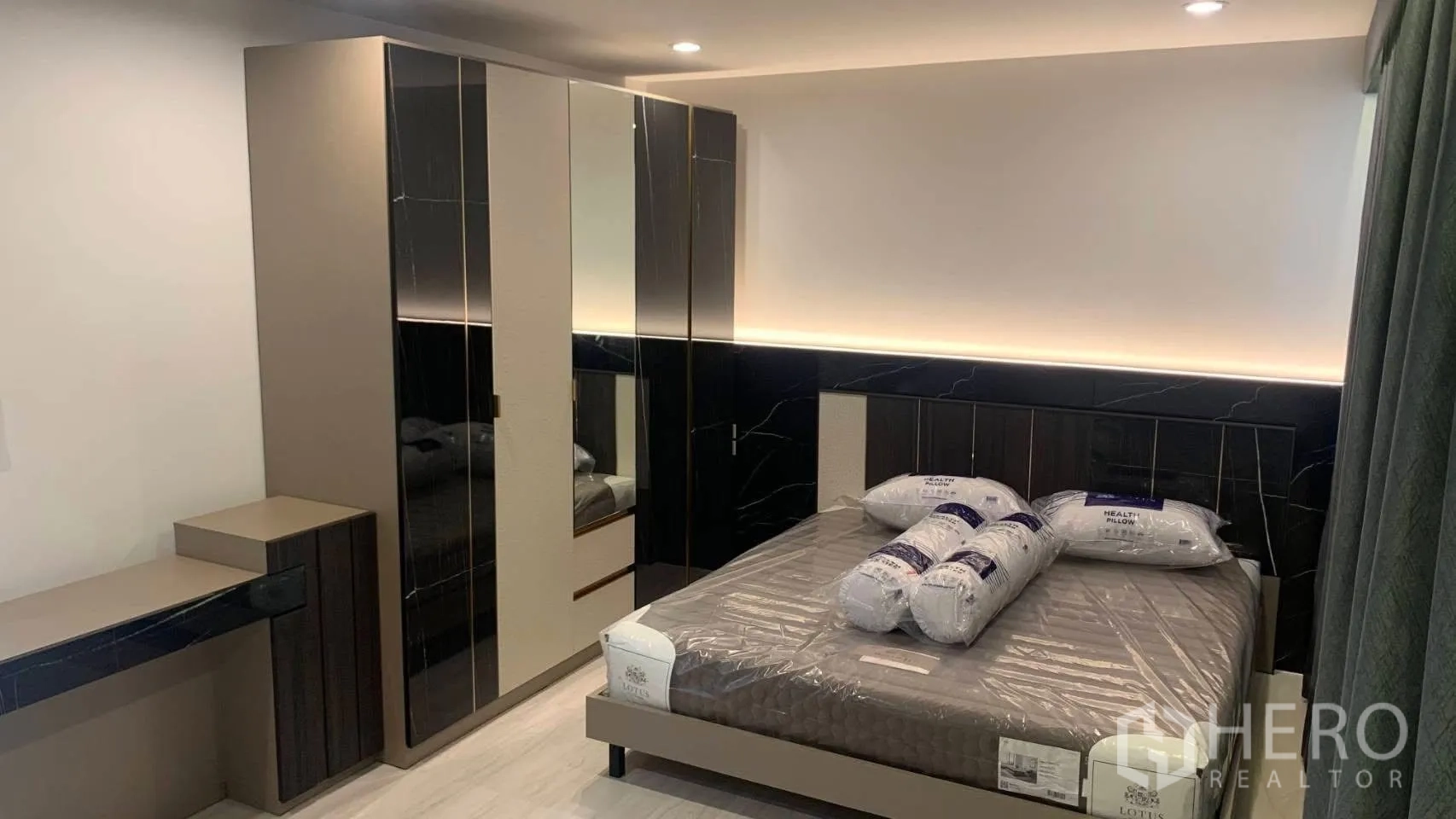独栋房屋 for rent in Lat Phrao, Bangkok - 卧室配床、镜面衣柜与梳妆台。