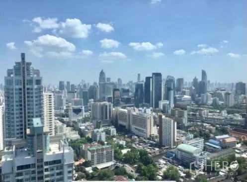 公寓 出售在Ratchathewi, Bangkok - 高楼视角下的曼谷CBD城市天际线。