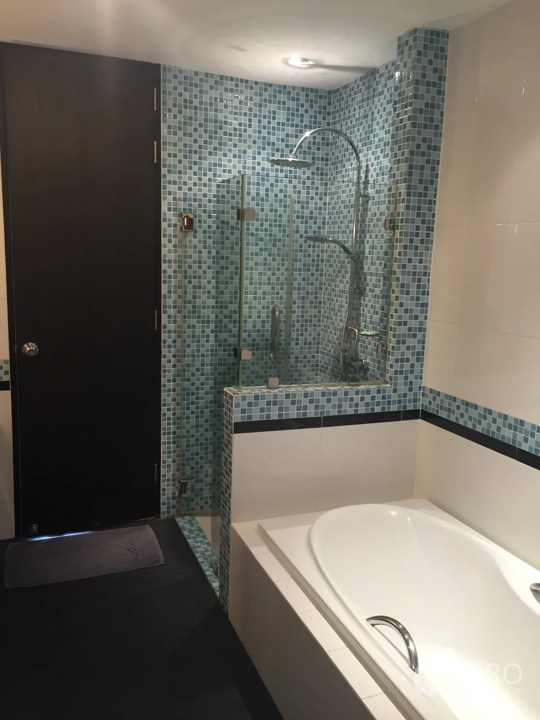 คอนโด ให้เช่าในKhlong Toei, Bangkok - ห้องน้ำหลักมีอ่างอาบน้ำและตู้ shower แยก ฝักบัวเรนชาวเวอร์ กระเบื้องโมเสกสีน้ำเงิน.