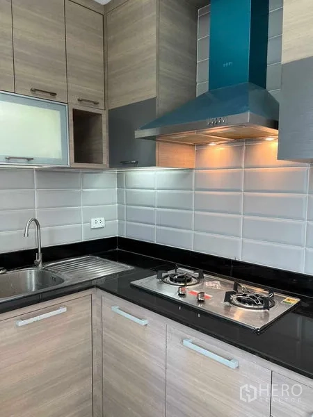 ทาวน์เฮาส์ ให้เช่าในPhra Khanong, Bangkok - ครัวบิวท์อินเตาแก๊ส เครื่องดูดควัน ซิงก์ ลายกระเบื้อง และตู้เก็บของลายไม้