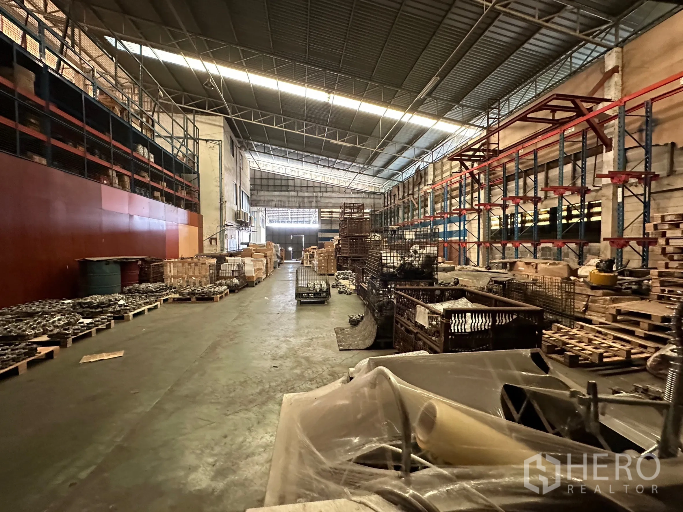 工厂 出租在Lam Luk Ka, Pathum Thani - 工业仓储通道，配成排货架与托盘堆放。