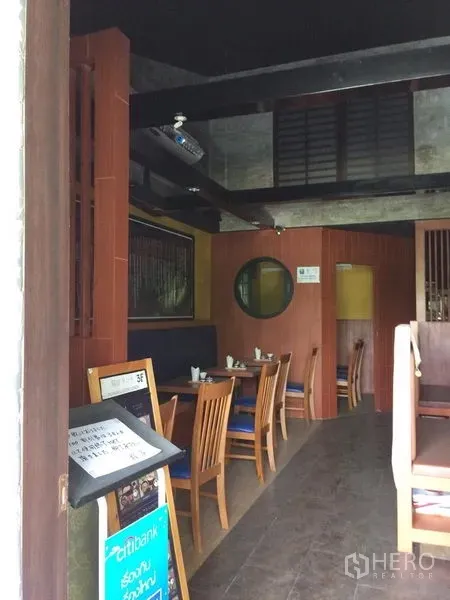 พื้นที่ขายปลีก ให้เช่าในKhlong Toei, Bangkok - ภายในพื้นที่ค้าปลีกสไตล์ร้านอาหาร มีโต๊ะไม้ เบาะนั่งบูธ และคานเปลือยสีเข้ม