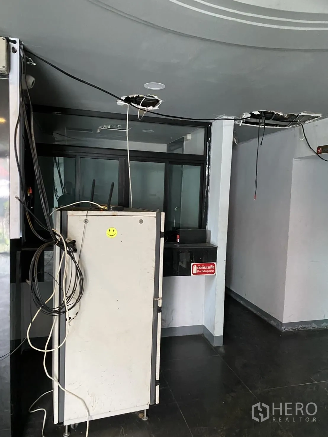 展厅 出租在Lat Phrao, Bangkok - 首层大堂一角，预留线路与玻璃推拉门，待二次装修。