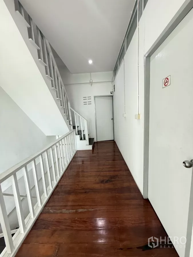 อาคารพาณิชย์ ให้เช่าในKhlong Toei, Bangkok - โถงชั้นบนพื้นไม้เงางาม ราวบันไดสีขาวเชื่อมต่อห้องต่าง ๆ