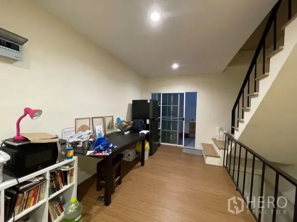 ทาวน์เฮาส์ ให้เช่าในPhra Khanong, Bangkok - พื้นที่อเนกประสงค์ข้างบันได ใช้รับประทานอาหารและทำงาน พร้อมตู้เก็บของและตู้เย็น