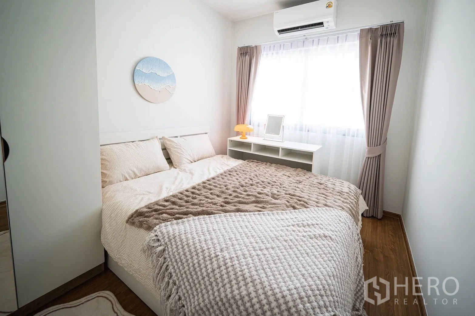 联排别墅 for rent in Bang Phli, Samut Prakan - 温馨卧室，双人床、空调与柔和窗帘。