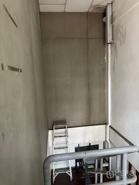 店屋 出租在Khlong Toei, Bangkok - 工业风楼梯间，挑高空间，金属扶手与梯子。