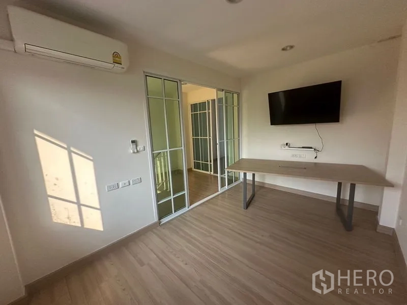 带办公室的家 出租在Bang Na, Bangkok - 小型会议室，配办公桌、壁挂电视与空调。