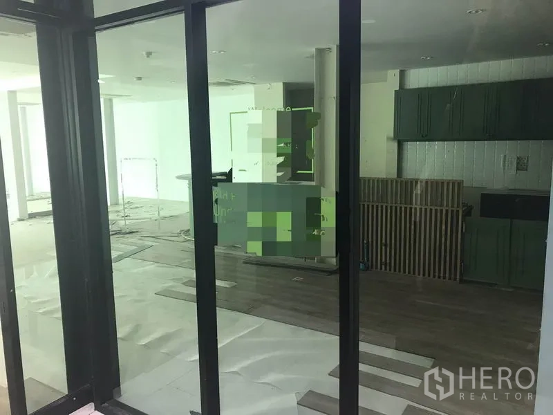 零售空间 出租在Watthana, Bangkok - 全高玻璃立面，店内陈设一目了然。