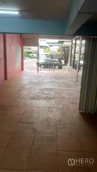 พื้นที่ขายปลีก ให้เช่าในBang Na, Bangkok - มุมมองพื้นที่โล่งยาวของร้าน มุ่งออกไปยังหน้าร้านและที่จอดรถริมถนนด้านหน้า