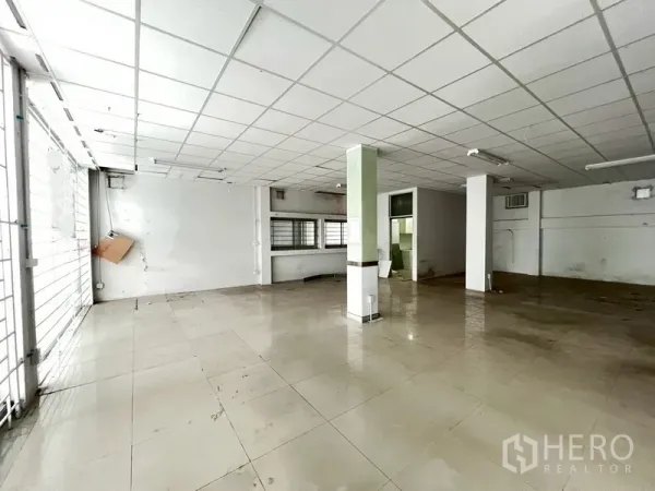 店屋 出租在Phra Khanong, Bangkok - 开放式店铺空间，立柱、服务台与吊顶。