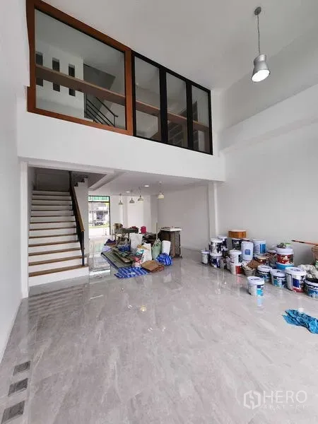 货栈 出租在Phra Khanong, Bangkok - 高挑底层空间，带夹层玻璃、楼梯与亮面地砖