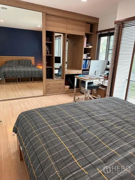 ทาวน์เฮาส์ ขายในWang Thonglang, Bangkok - ห้องนอนมีตู้เสื้อผ้าบานกระจกเงาขนาดใหญ่ โต๊ะทำงาน และหน้าต่างบานใหญ่