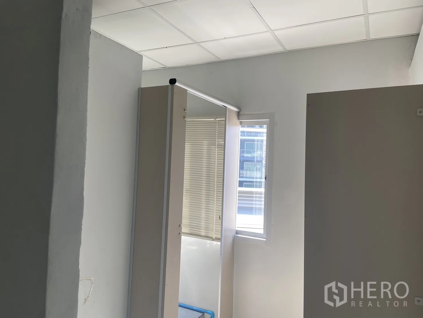 店屋 出租在Bang Na, Bangkok - 小型功能区，隔断、窗户与推拉门，靠近卫生间