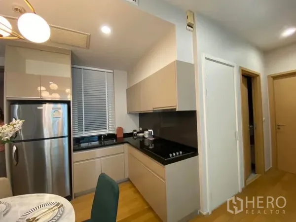 คอนโด ให้เช่าในWatthana, Bangkok - ครัวรูปตัวแอล เคาน์เตอร์หินสีดำและตู้เย็นสแตนเลส