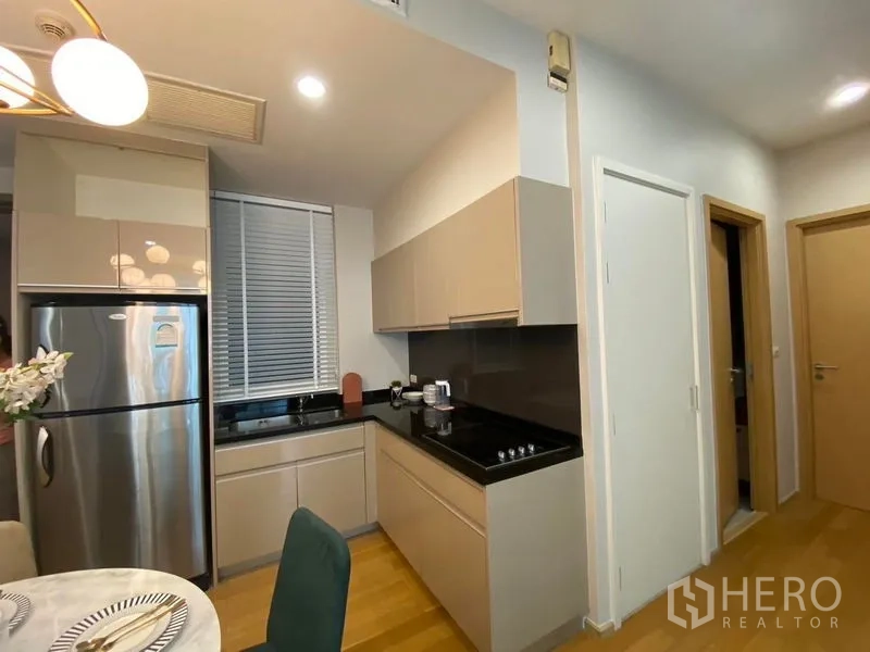 คอนโด ให้เช่าในWatthana, Bangkok - ครัวรูปตัวแอล เคาน์เตอร์หินสีดำและตู้เย็นสแตนเลส