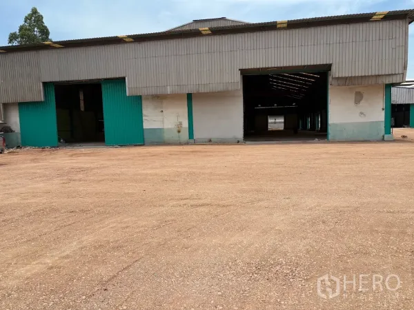 工厂 出租在Mueang Samut Sakhon, Samut Sakhon - 厂房正立面配双装卸口，前方为大型硬化院场。